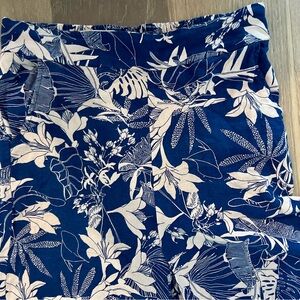 Panama Jack medium high waisted ankle cropped linen blend pants. Pull-on style.